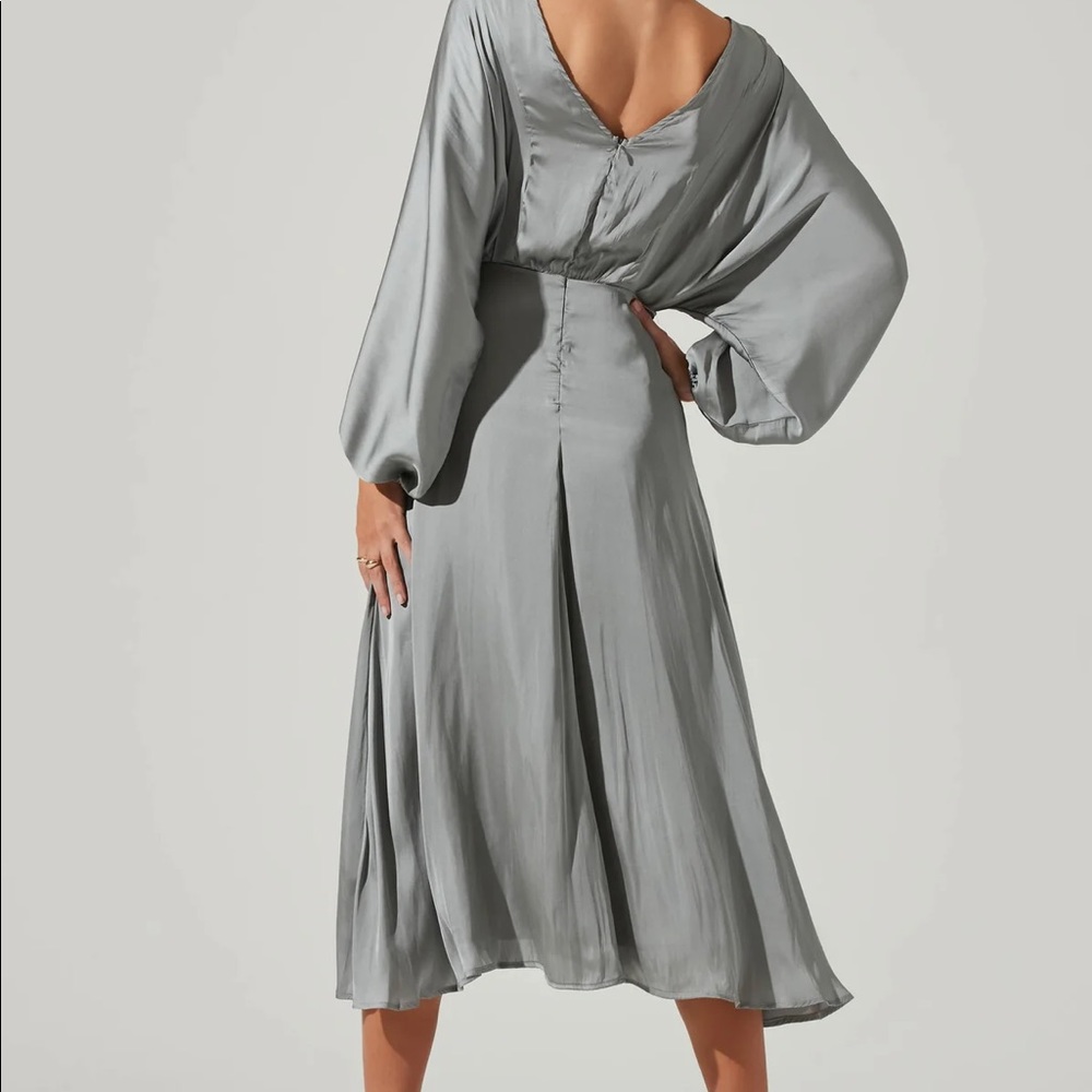 ASTR THE LABEL MARIN DOLMAN SLEEVE MIDI DRESS
